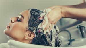 Una persona lavándose el pelo