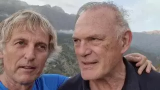 Pedro Piqueras en el cráter del volcán de La Palma: "El suelo quema, pero esta experiencia anima mucho"