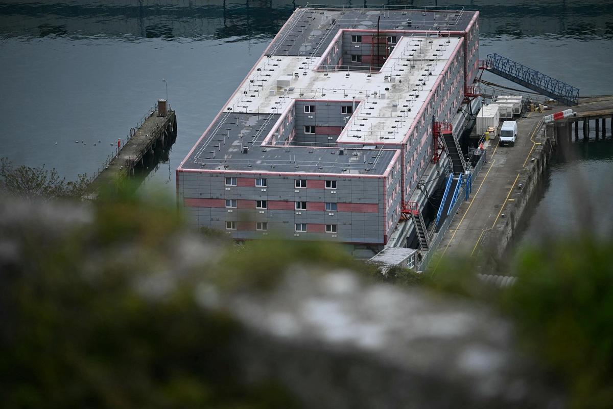 Los solicitantes de asilo en la cárcel flotante del Reino Unido: Te sientes como un prisionero