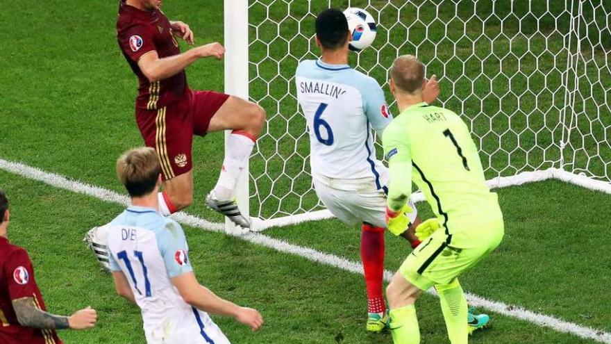 Smalling y Hart observan cómo el balón, que trata de remachar Glushakov, entra en su portería.