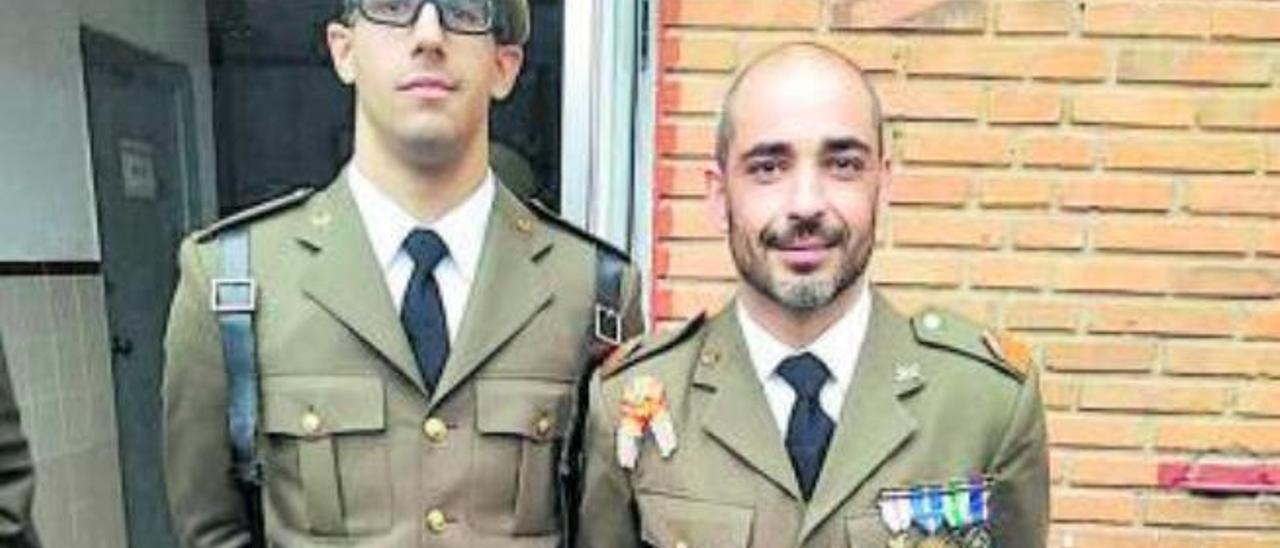 José Carlos Quesada junto a uno de los sargentos instructores.