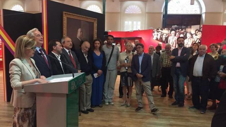 Un momento de la inauguración de la exposición, con la directora del Archivo de Asturias, Conchita Paredes, en primer término efp