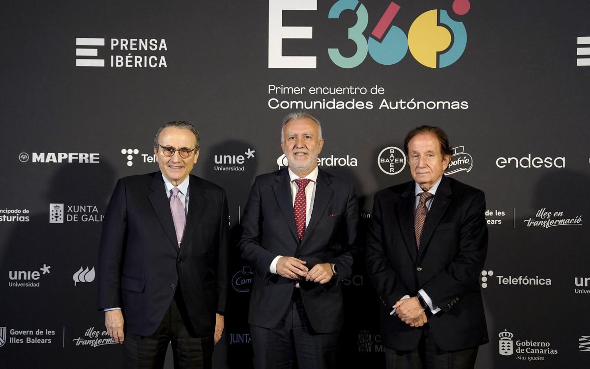 Javier Moll, presidente de Prensa Ibérica, junto a Ángel Víctor Torres, ministro de Política Territorial, y Manuel Pascual, consejero fundador de Prensa Ibérica