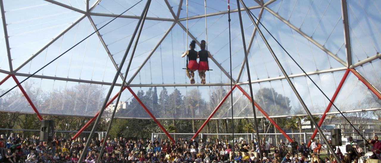 La Asociación de Profesionales del Circo en Aragón (Carpa) ha celebrado este sábado el Día Mundial del Circo con una gala en el parque de La Granja.
