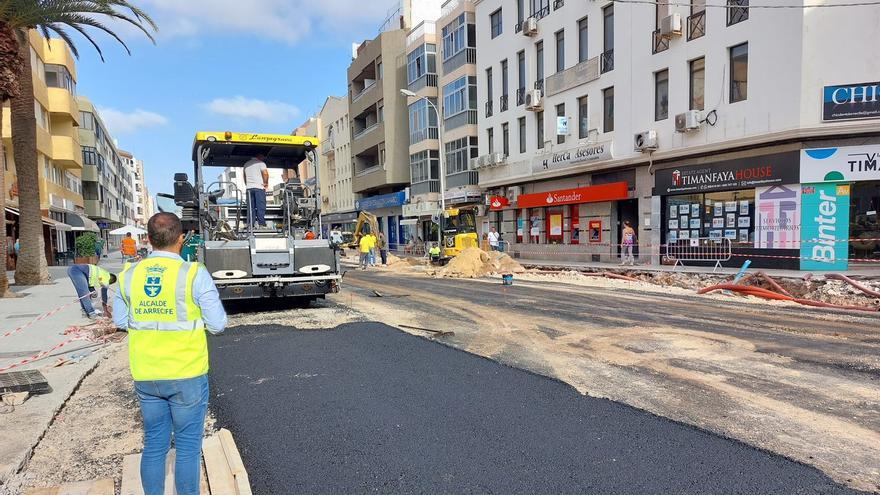 La calle Manolo Millares, en la salida desde Arrecife hacia el sur de Lanzarote, reabre al tráfico