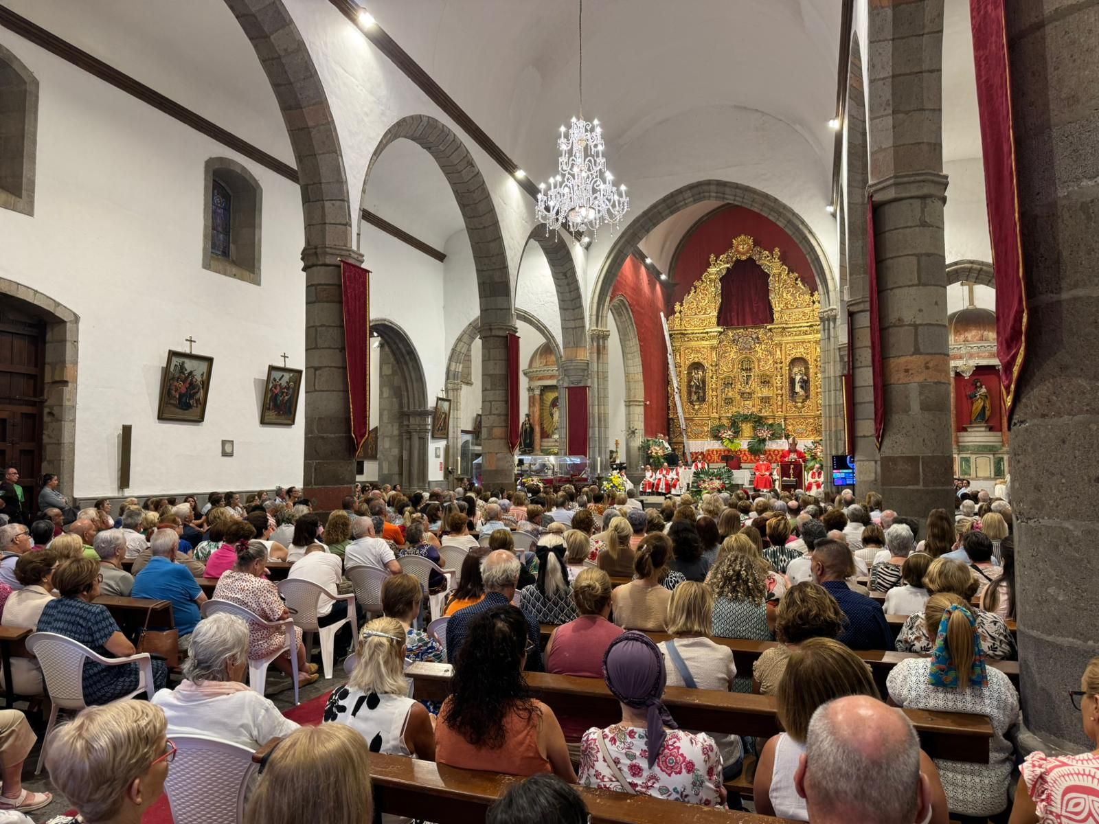 El Santo Cristo de Telde regresa a lo más alto del altar