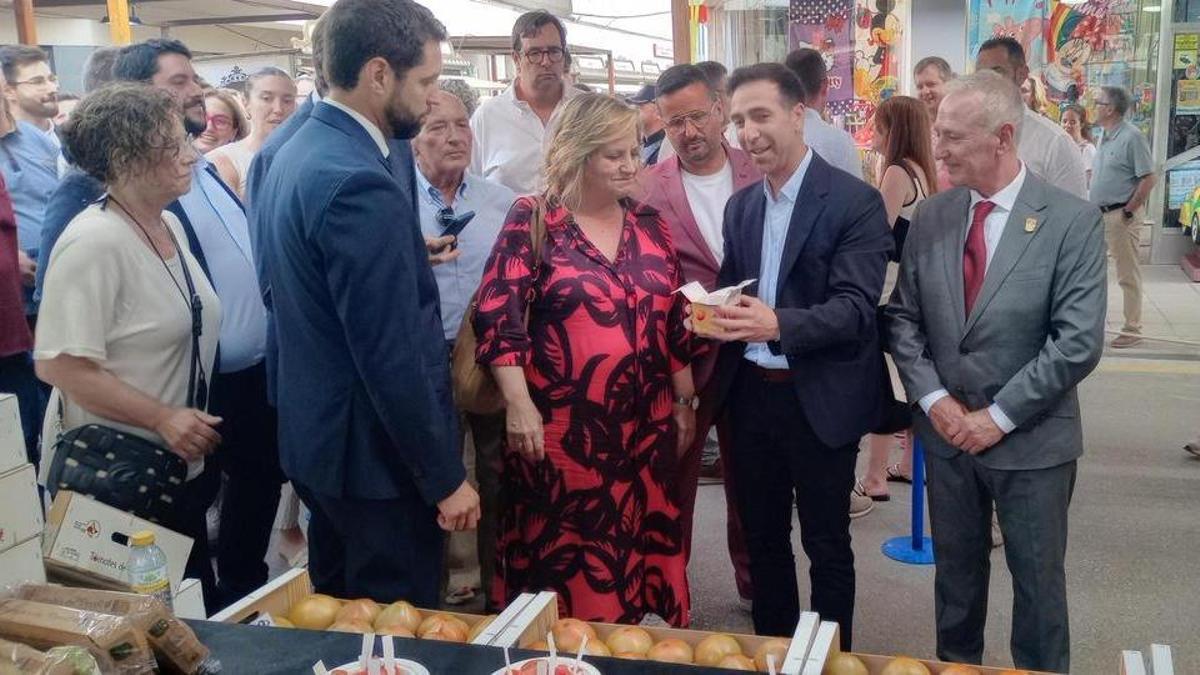 La comitiva de autoridades, este viernes, en la inauguración.