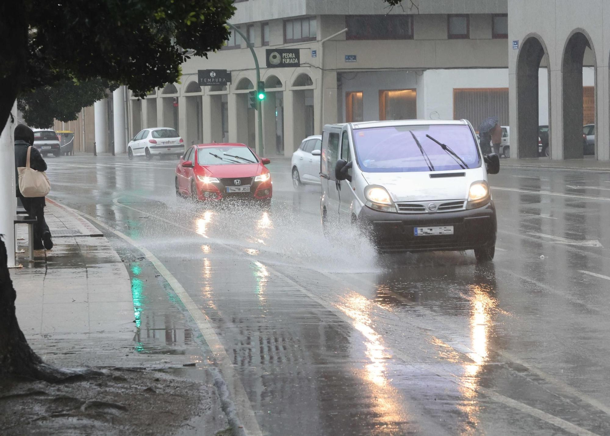 La lluvia no cesa y complica el tráfico en A Coruña