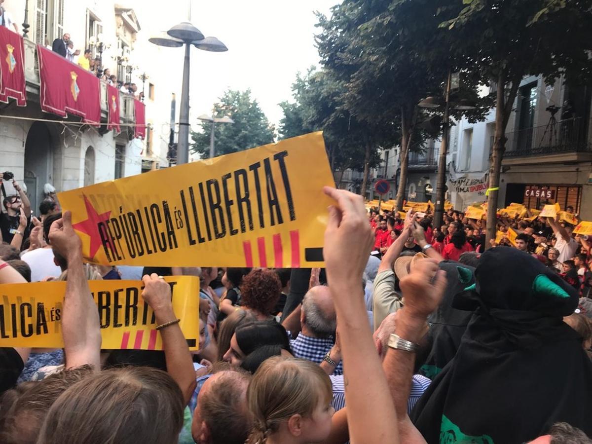 Pancartas de “República-Llibertat” a La Crida de Les Santes de Mataró.