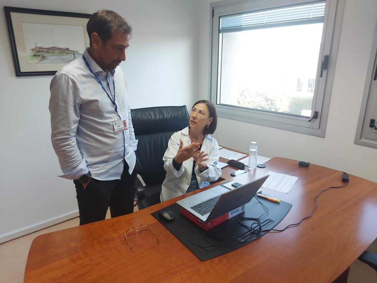 Pilar López conversa con el gerente de Jarrio.