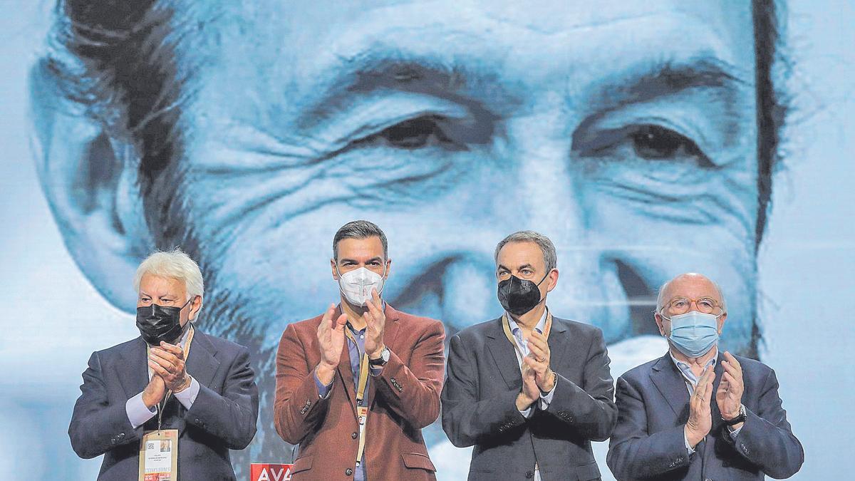 Sánchez con tres de los ex secretarios generales del PSOE, González, Zapatero y Almunia, y la imagen de Rubalcaba de fondo en el último congreso del PSOE.