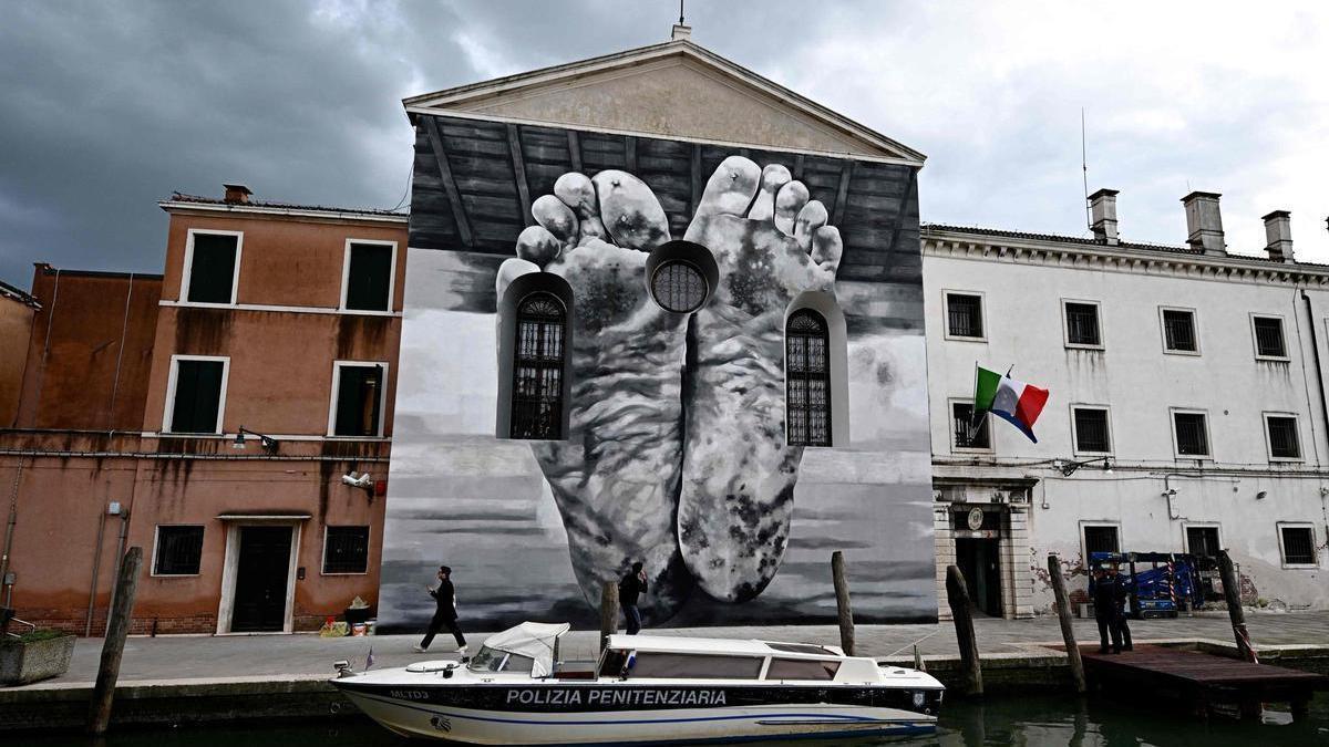 Se ve un mural del artista Maurizio Cattelan afuera de la prisión de mujeres de Giudecca.
