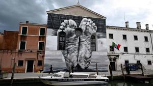 Se ve un mural del artista Maurizio Cattelan afuera de la prisión de mujeres de Giudecca.