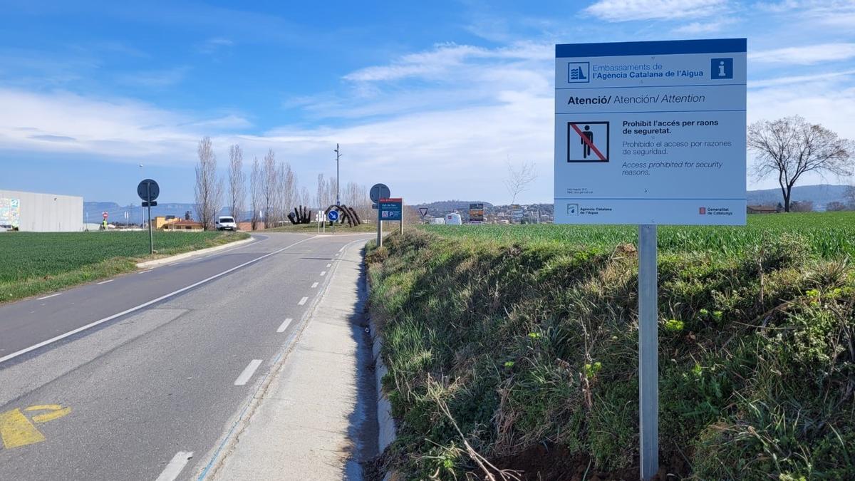 Un cartel informa de las restricciones en los accesos al pantano de Sau (Osona).