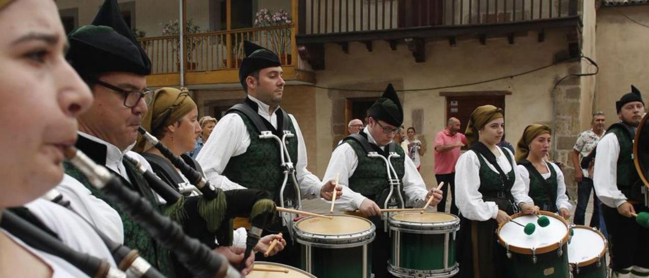 Una actuación de la banda de gaitas de Castrillón en el entorno del monasterio de Raíces. | M. V.