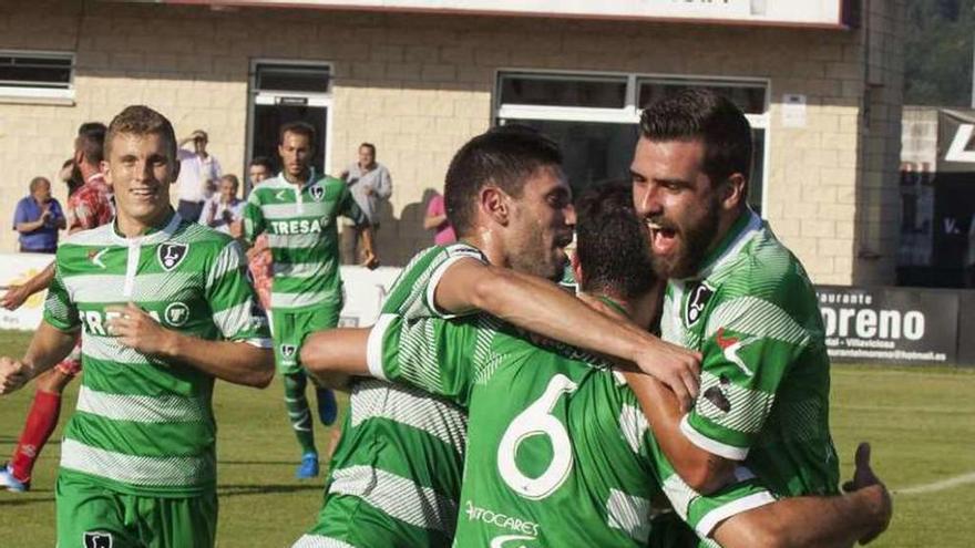 Los jugadores del Lealtad celebran uno de los goles ante el Guijuelo.