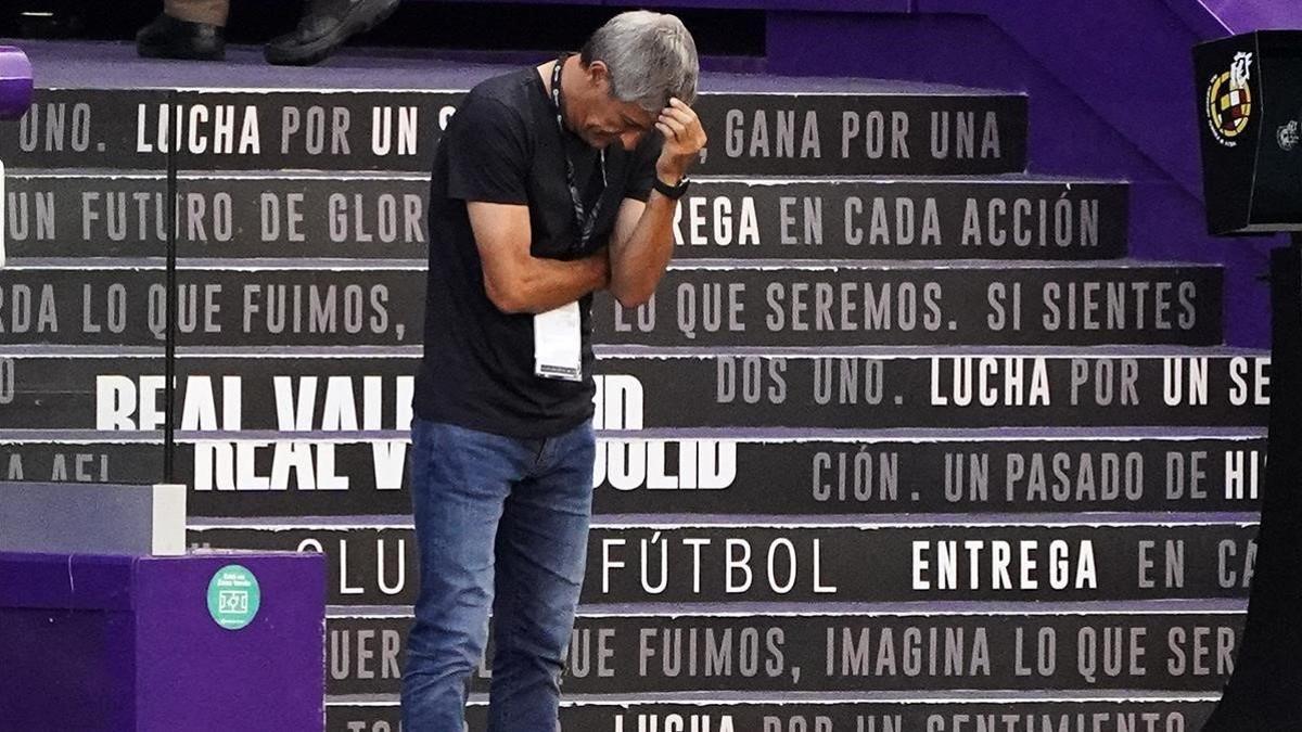 Setién se desespera durante el Valladolid-Barça en el Nuevo José Zorrilla.