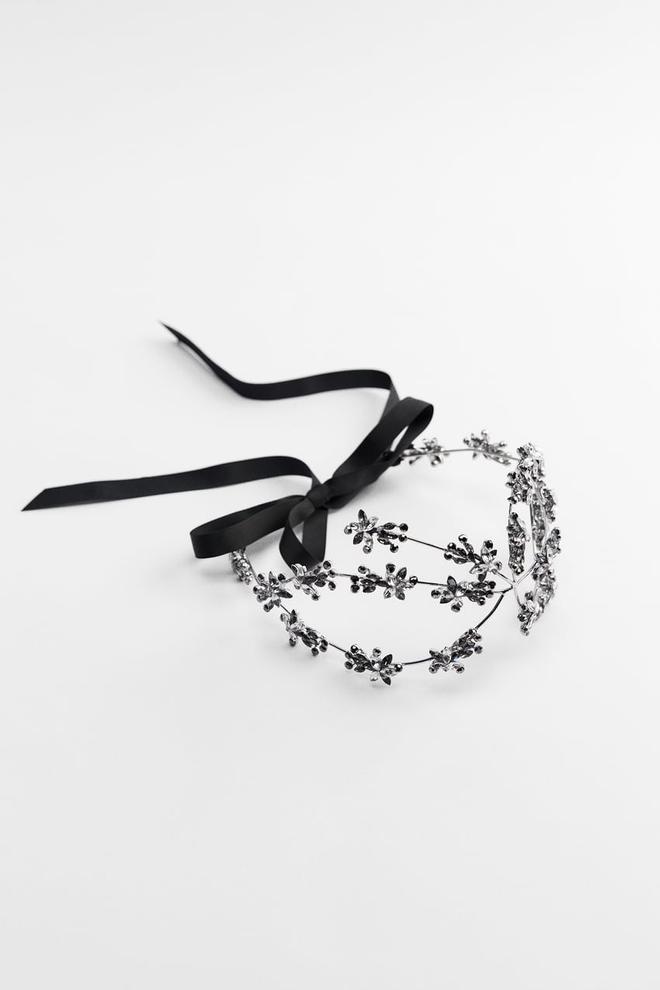 Diadema de flores y brillos de Zara (precio: 25,95 euros)