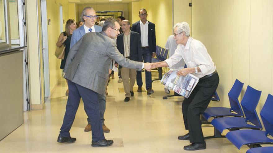 El presidente del Cabildo, Marcial Morales, junto al consejero Jesús Morera, saluda a un paciente, ayer.