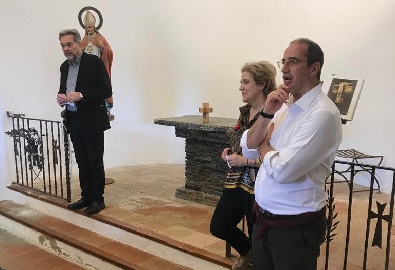 La nova creu de la capella de Sant Baldiri a Cadaqués