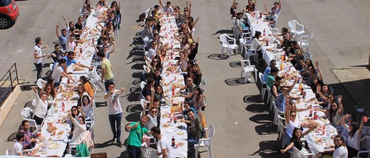 Los jovenes de la asociación Sense Filtre participando en una de las fiestas del pueblo.