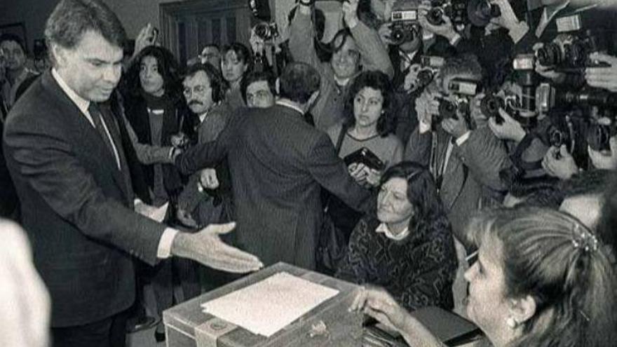 El expresidente Felipe González, votando en el referéndum de la OTAN, en marzo de 1986.  // FDV