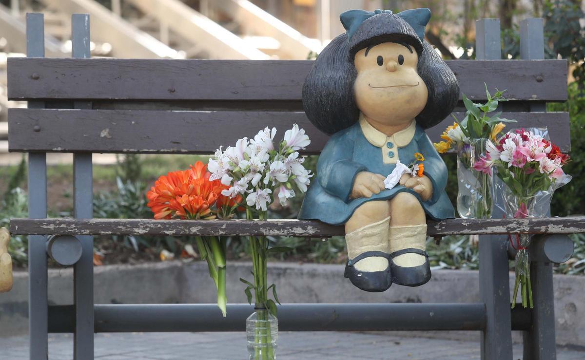 La figura de Mafalda recibió flores cuando falleció su creador, Quino.