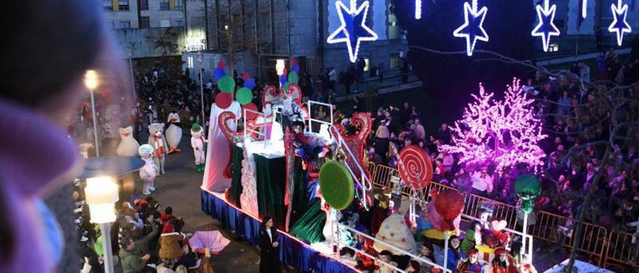 Pontevedra abarrota las calles para recibir a Melchor, Gaspar y Baltasar