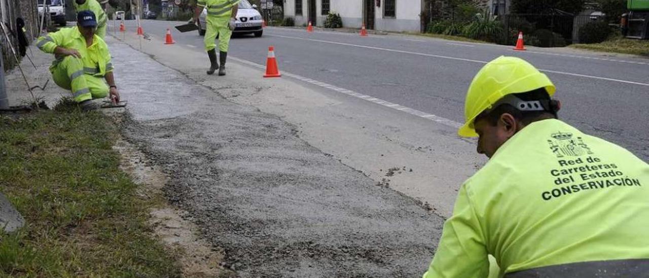 La construcción no acaba de absorber la mano de obra destruida en el sector por la crisis. // Bernabé/J.Lalín