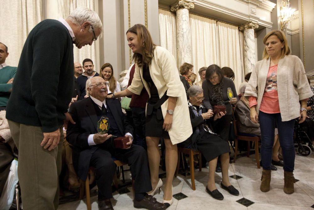 Homenaje a los 25 vecinos centenarios de Valencia