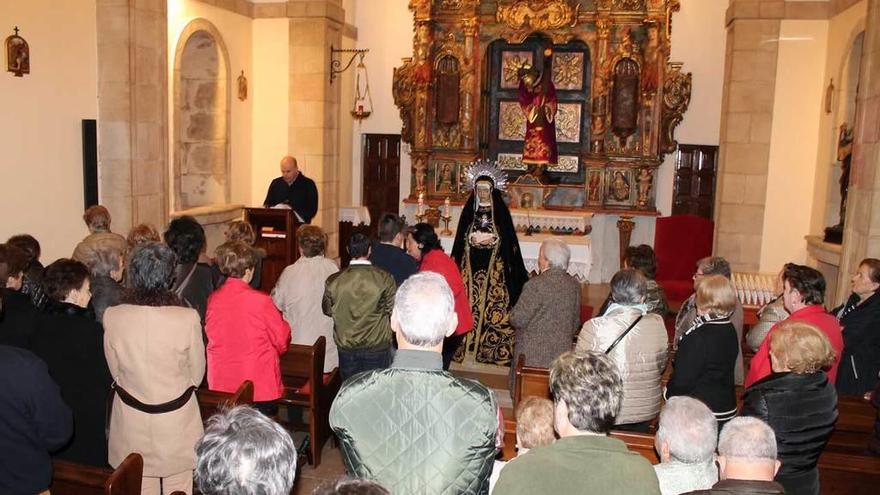 Un instante del vía crucis en la capilla del Ecce-Homo de Noreña.