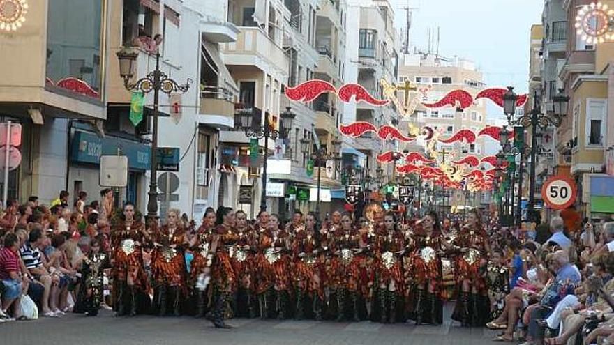 Moros y Cristianos ofrecen todo su espectáculo.