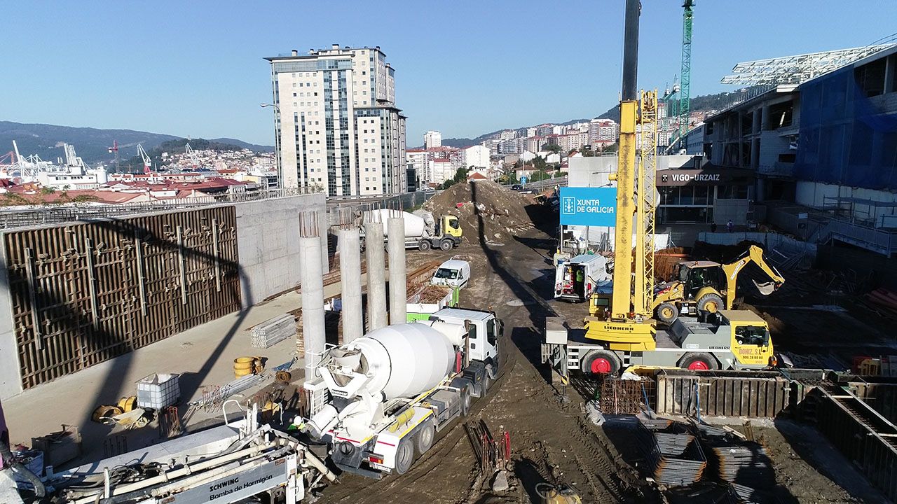 Obras de la Xunta en la nueva terminal de buses, con la terminal provisional de trenes al fondo