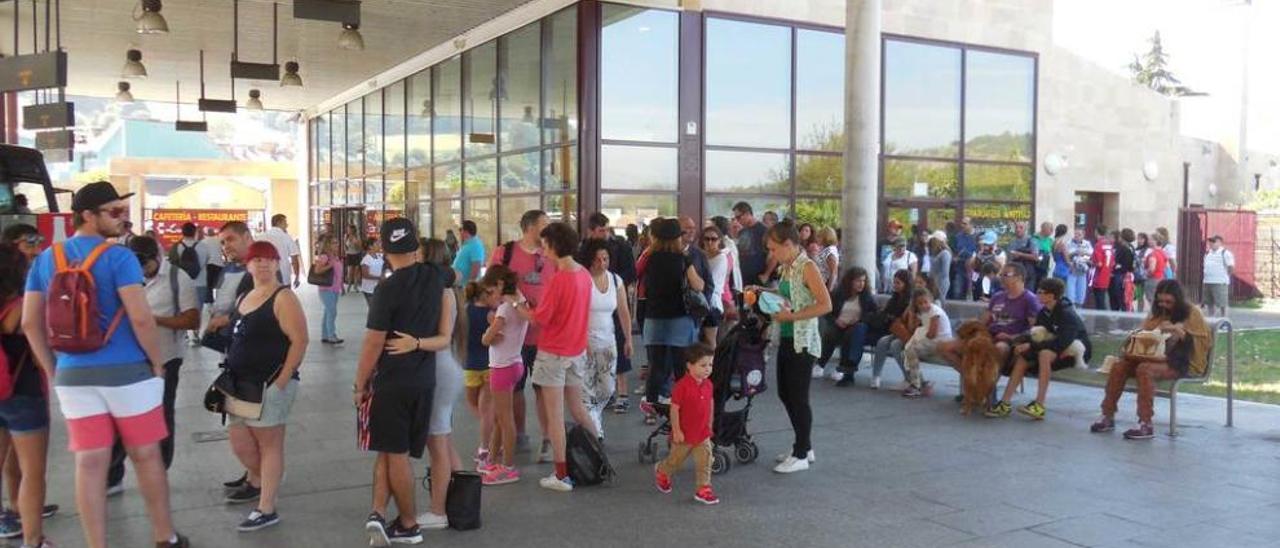 Colas, atascos y llenazo en toda la comarca oriental