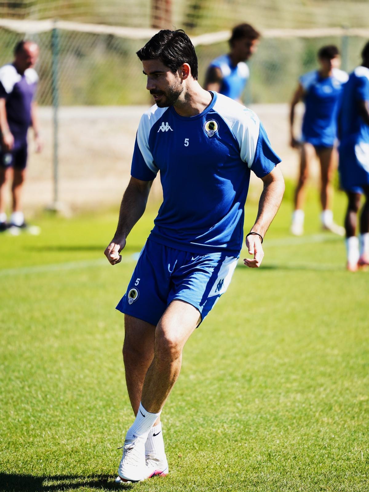 Nacho Monsalve, durante un ejercicio con pelota en Fontcalent.