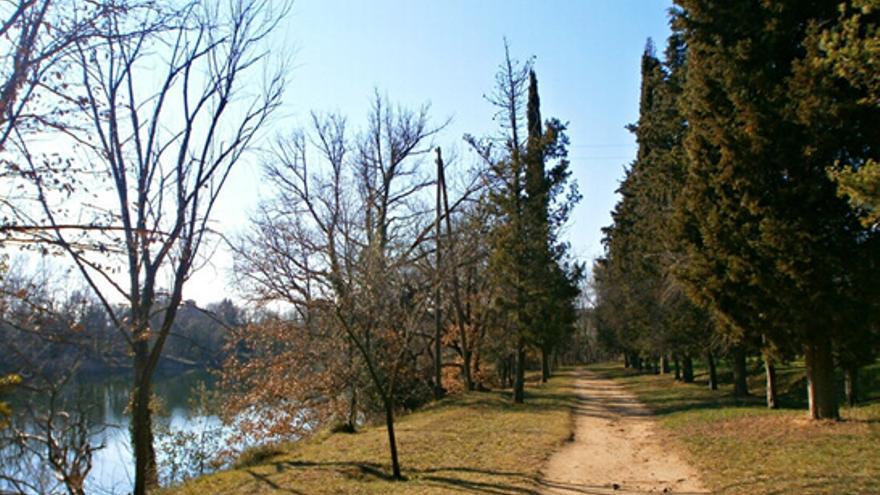 La Cova de Manresa, amb una zona enjardinada al davant