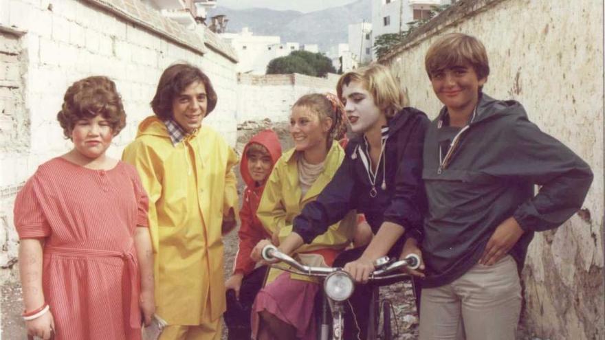 Los jóvenes actores, hace 40 años, en Nerja.