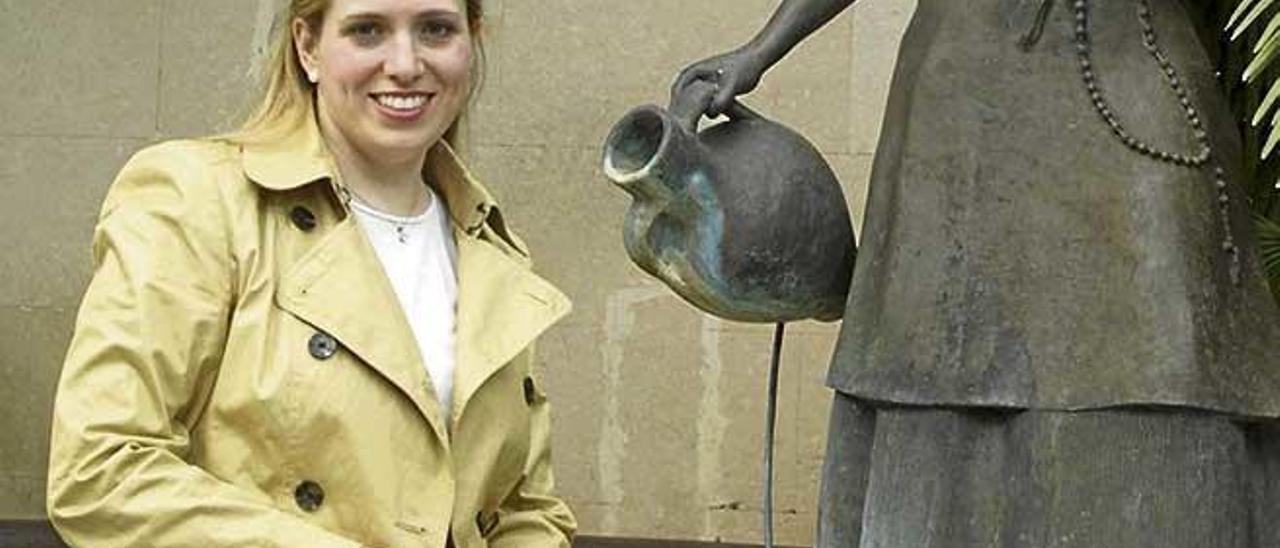 Catina sentada junto al popular monumento a La Beata.