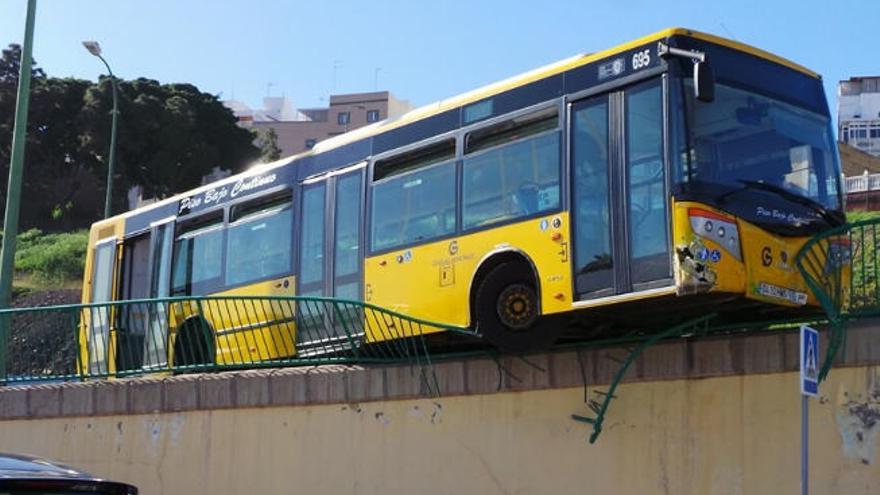 Una guagua da un susto en La Paterna