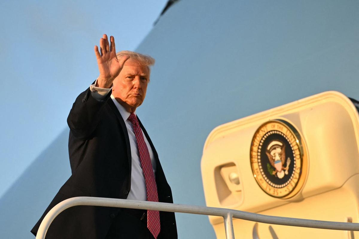 El presidente de EEUU, Donald Trump, se sube al Air Force One para dirigirse a Mar-a-Lago, este viernes.