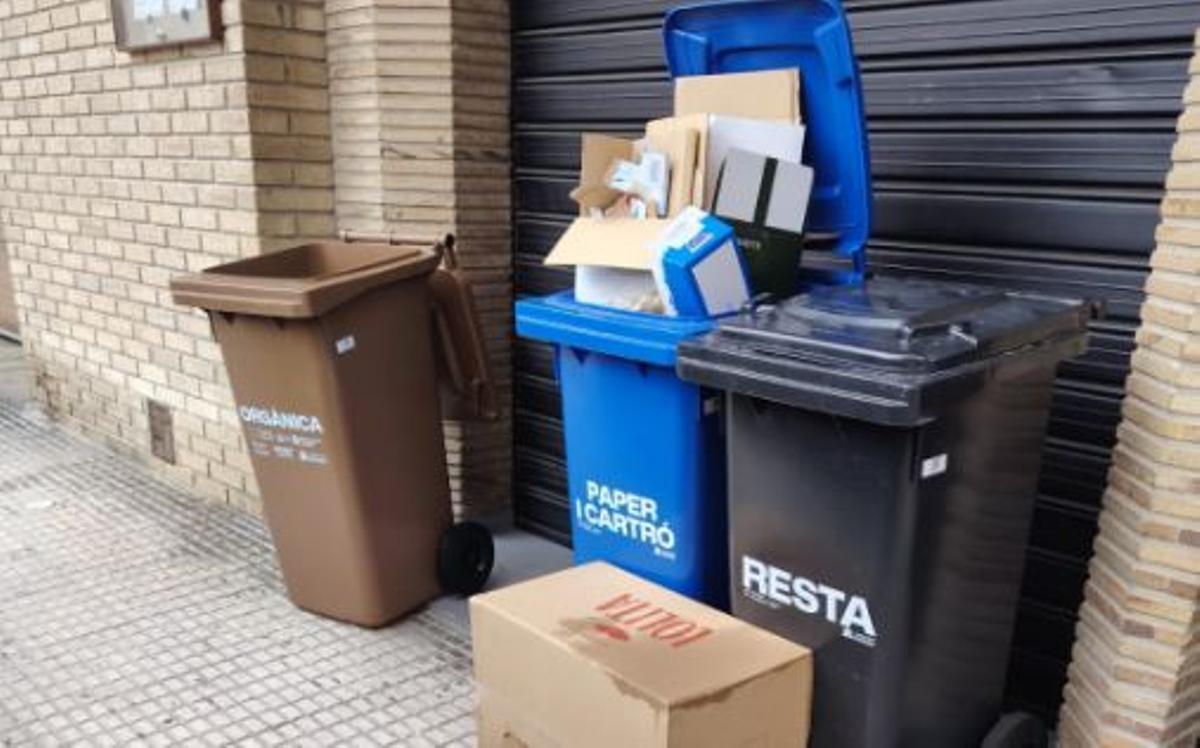 Cubos de recogida de reciclaje en un establecimiento comercial.