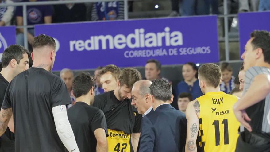 Vidorreta habla con sus jugadores antes del inicio del encuentro.