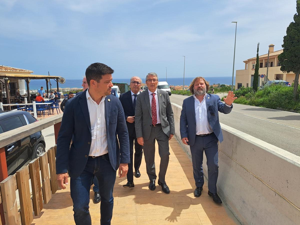 El presidente de la Diputación, Francisco Salado, ha inaugurado la senda peatonal de Sabinillas a Manilva.