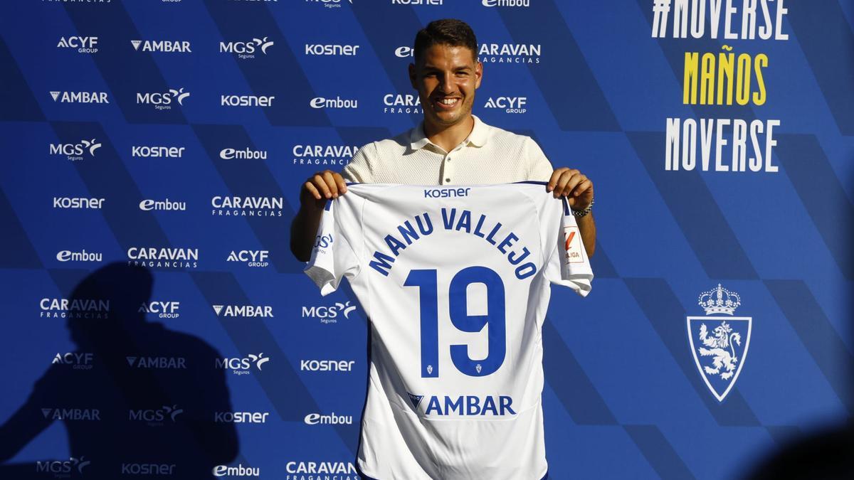 Manu Vallejo, con su nueva camiseta en su presentación este miércoles.