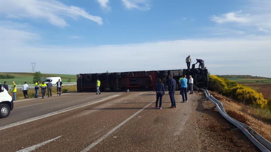 El camión, volcado en la mitad de la autovía de Benavente a León