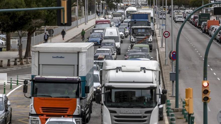 El paro de camioneros satura Palma pero no frena el abastecimiento | M. MIELNIEZUK  