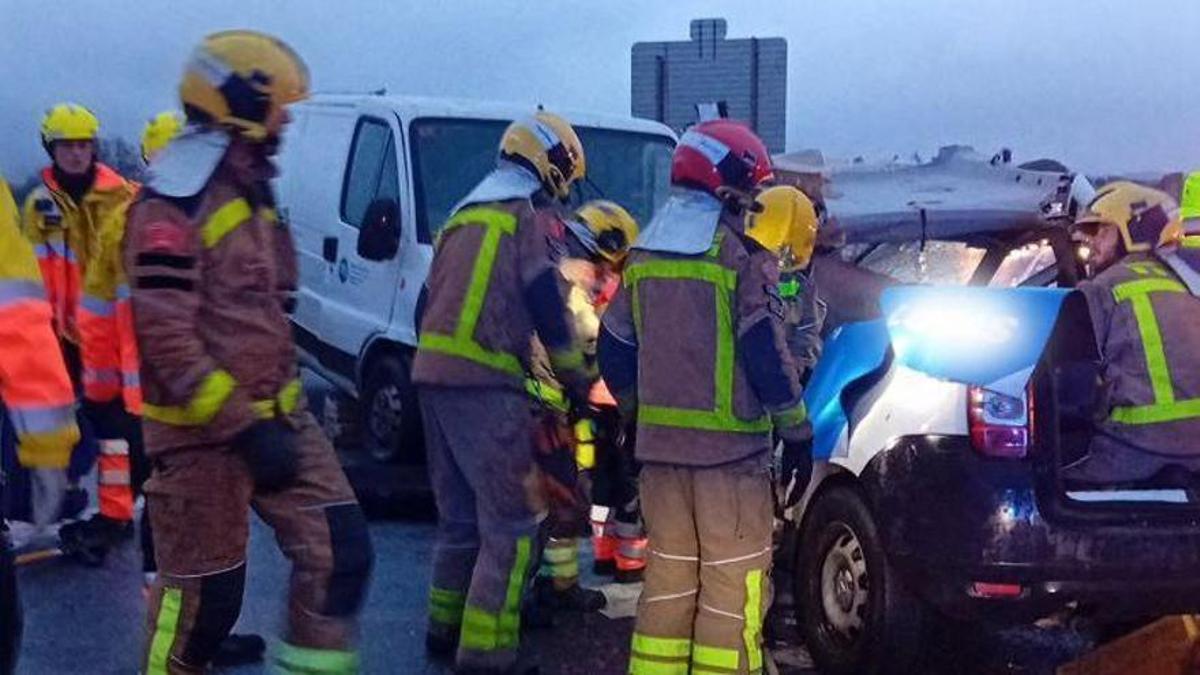 Els efectius d'emergències treballant en l'accident de trànsit de Maçanet.