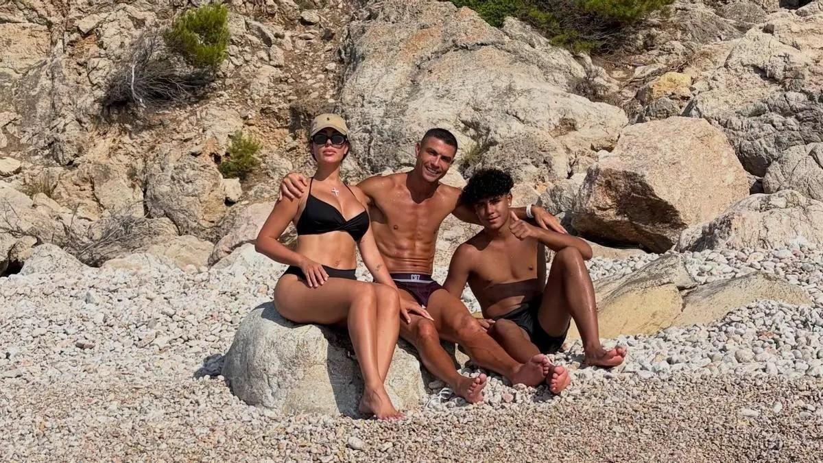 Fußballstar Cristiano Ronaldo (Mi.) mit seiner Verlobten Georgina Rodríguez und seinem Sohn Cristiano Jr.