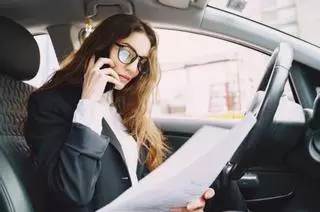 ¿Qué documentación tienes que llevar obligatoriamente en tu coche? Esto dice la DGT