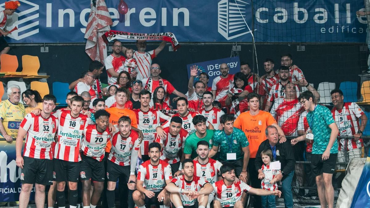 El Fertiberia Puerto Sagunto, junto a un grupo de aficionados desplazados al Quijote Arena